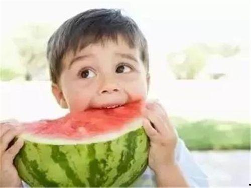 吃瓜没咽下去搞笑视频