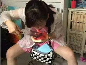 吃瓜碰到女朋友的视频,吃瓜偶遇女友，甜蜜互动引网友热议